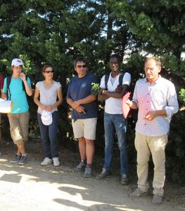 Deux enseignants de Montpellier SupAgro (au milieu) et leurs étudiants écoutent les explications du chercheur (à droite) lors d'une visite de terrain CultiVar. © A. Seye